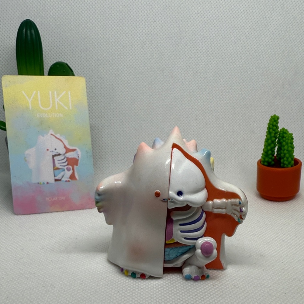 Yuki Evolution Figure - White and Multicolor